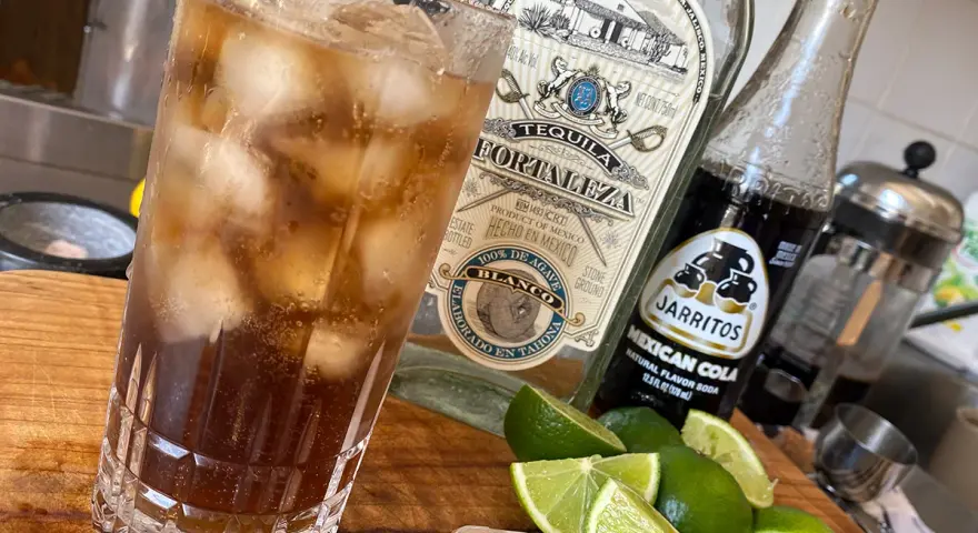 Tequila z colą (Batanga): Poznaj sekret kultowego drinka!