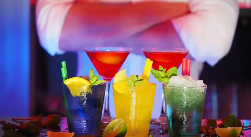 Kolorowe drinki na barze. Zastanawiasz się, ile zarabia barman na statku, serwując takie cuda?