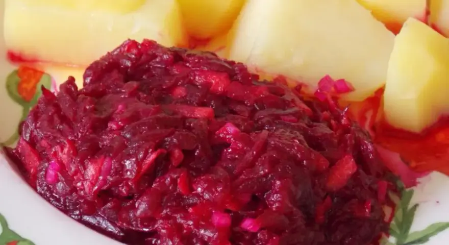 Buraczki zasmażane obok ziemniaków, a obok nich surówka z marchewki i jabłka.