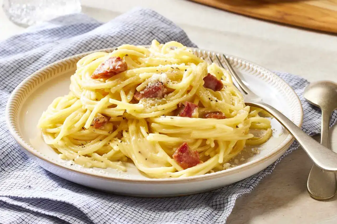 Pyszne spaghetti carbonara, bogate w smak i sycące. Idealne na obiad, gdy chcesz zjeść coś pysznego i dowiedzieć się o spaghetti carbonara kcal.