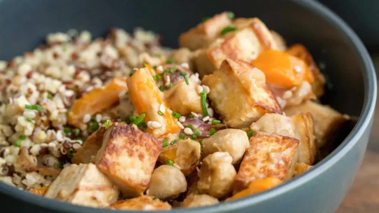 Miseczka pełna zdrowia: pieczone tofu, warzywa i kasza. Idealne co na obiad fit!