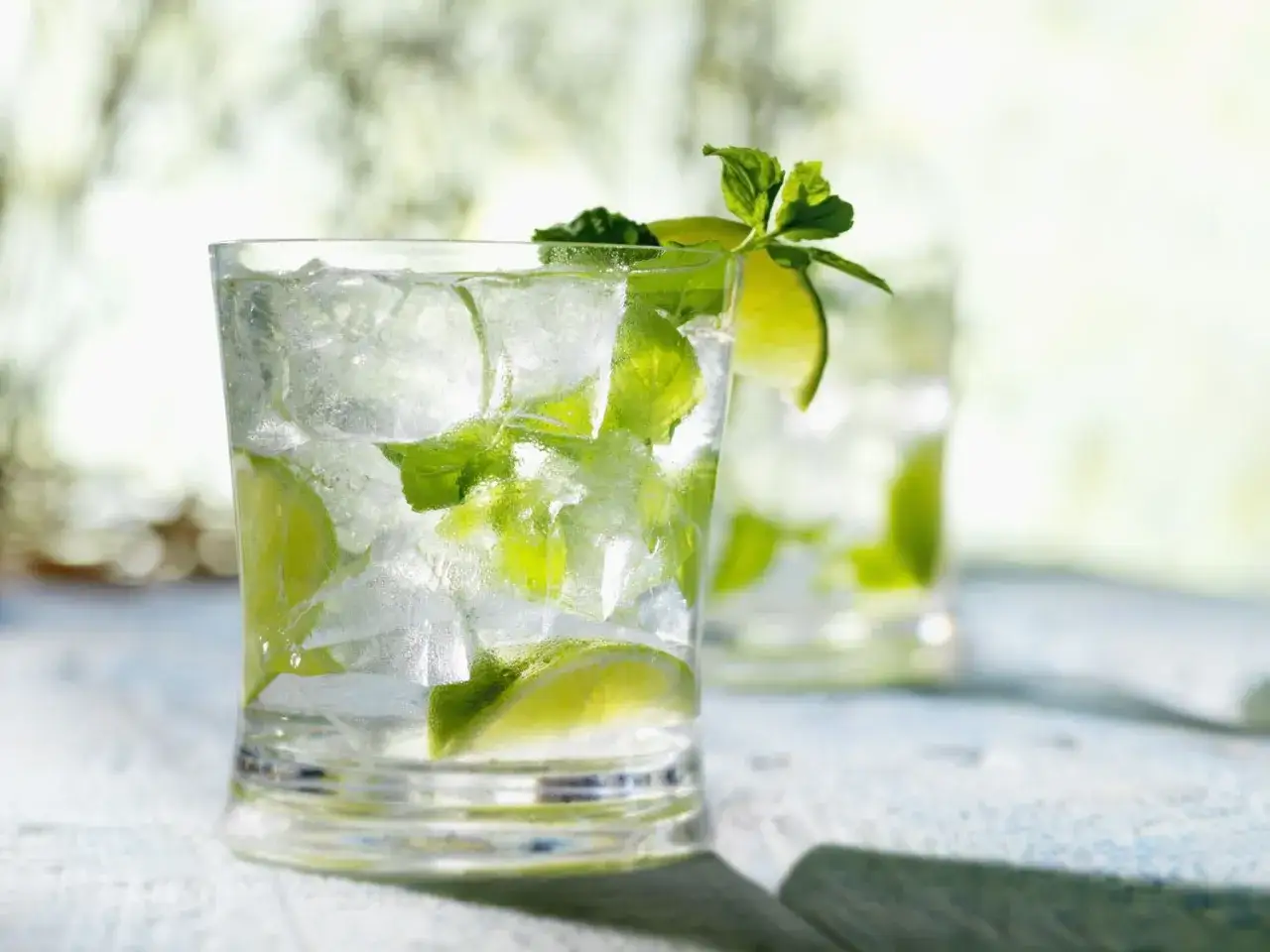 Orzeźwiający drink z bazylią i limonką kontra drink z miętą. Dwa chłodne napoje na letni dzień.