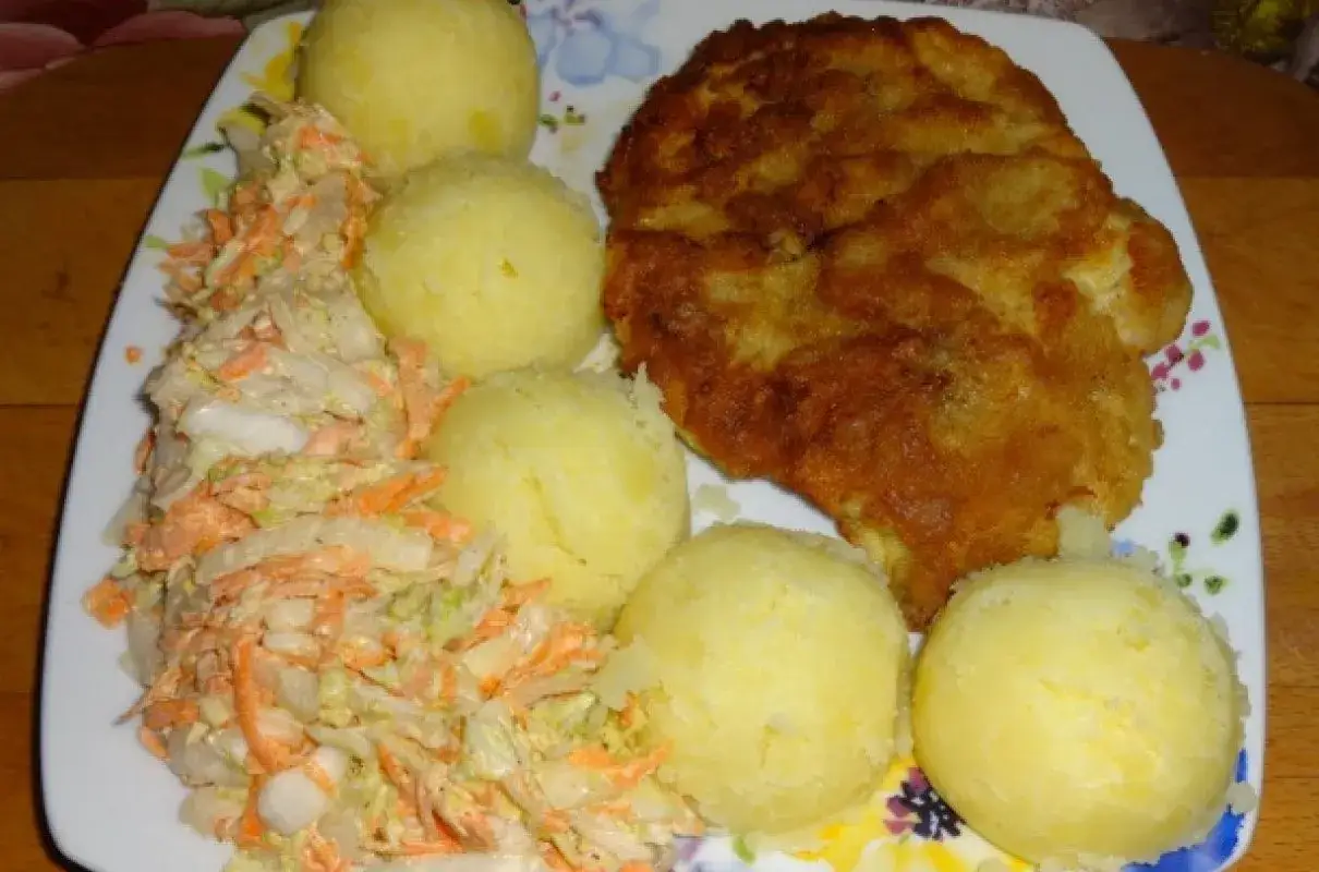 Pyszna surówka z białej kapusty jak w restauracji, podana z ziemniakami i kotletem.