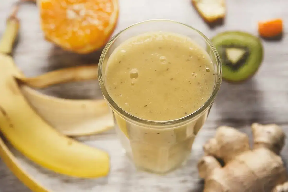Składniki na smoothie banan kiwi