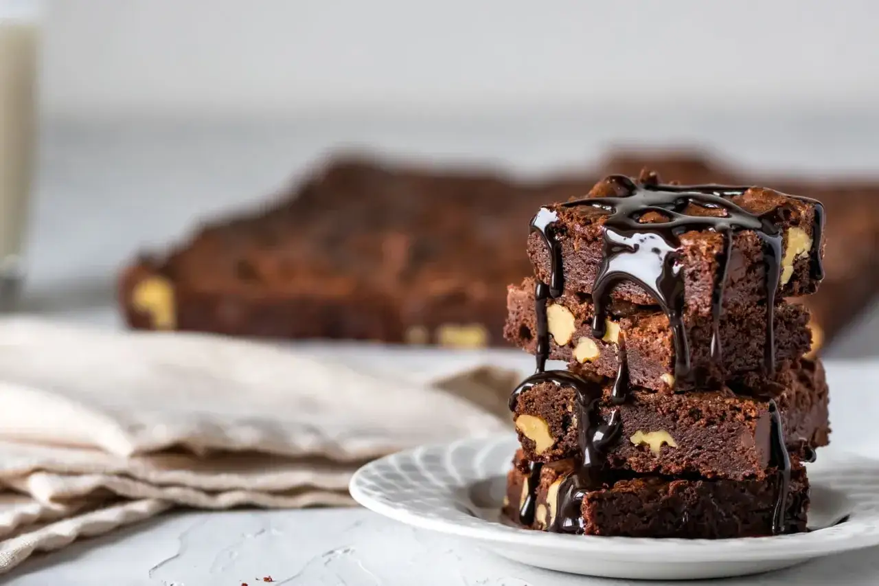 Stos klasycznych brownie maślanych, polanych czekoladą. Czy to brownie z fasoli?