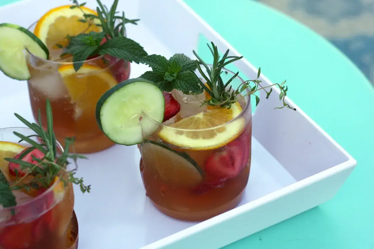 Orzeźwiający drink bezalkoholowy mocktail z owocami i ziołami, obok klasyczny koktajl.