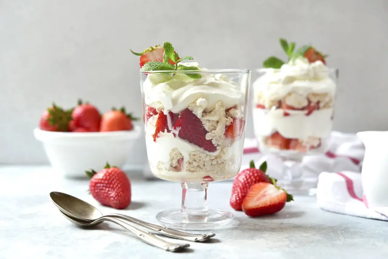 Eton mess kontra tradycyjna sałatka owocowa: deser z truskawkami, bitą śmietaną i pokruszoną bezą.