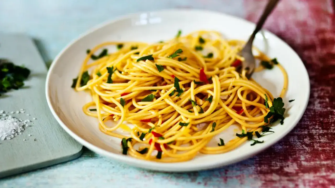 Pyszne spaghetti aglio olio, jak u Makłowicza, z czosnkiem, chili i natką pietruszki. Idealne na szybki obiad.