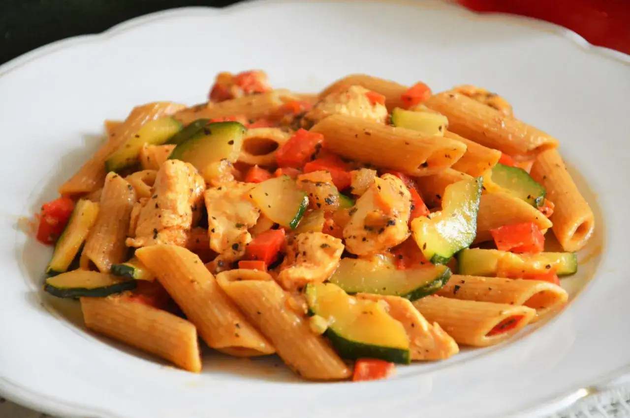 Penne z kurczakiem, cukinią i papryką w sosie pomidorowym. Idealne danie, co dobrego na obiad!