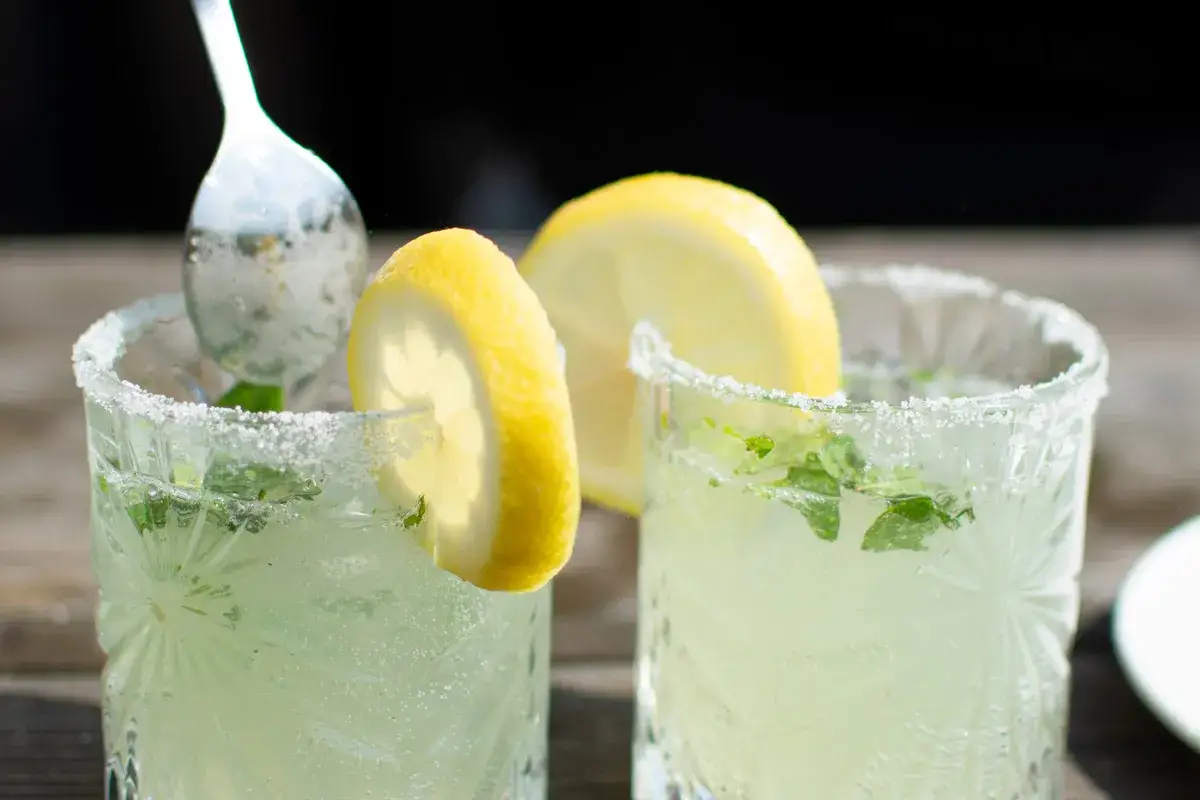 Orzeźwiający drink z ouzo, miętą i cytryną. Idealny przepis na lato.