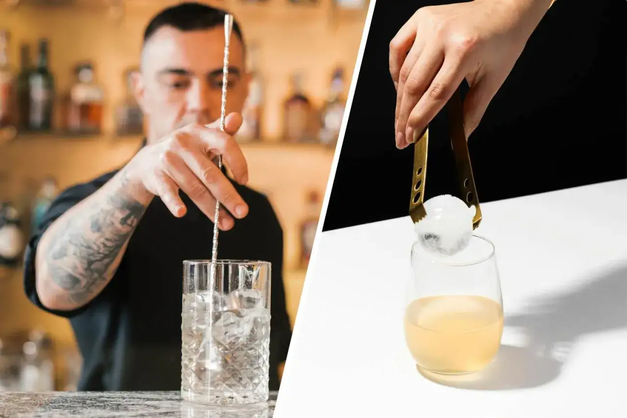 Barman miesza drink z kruszonym lodem, a obok ręka dodaje kulę lodu do drinka.