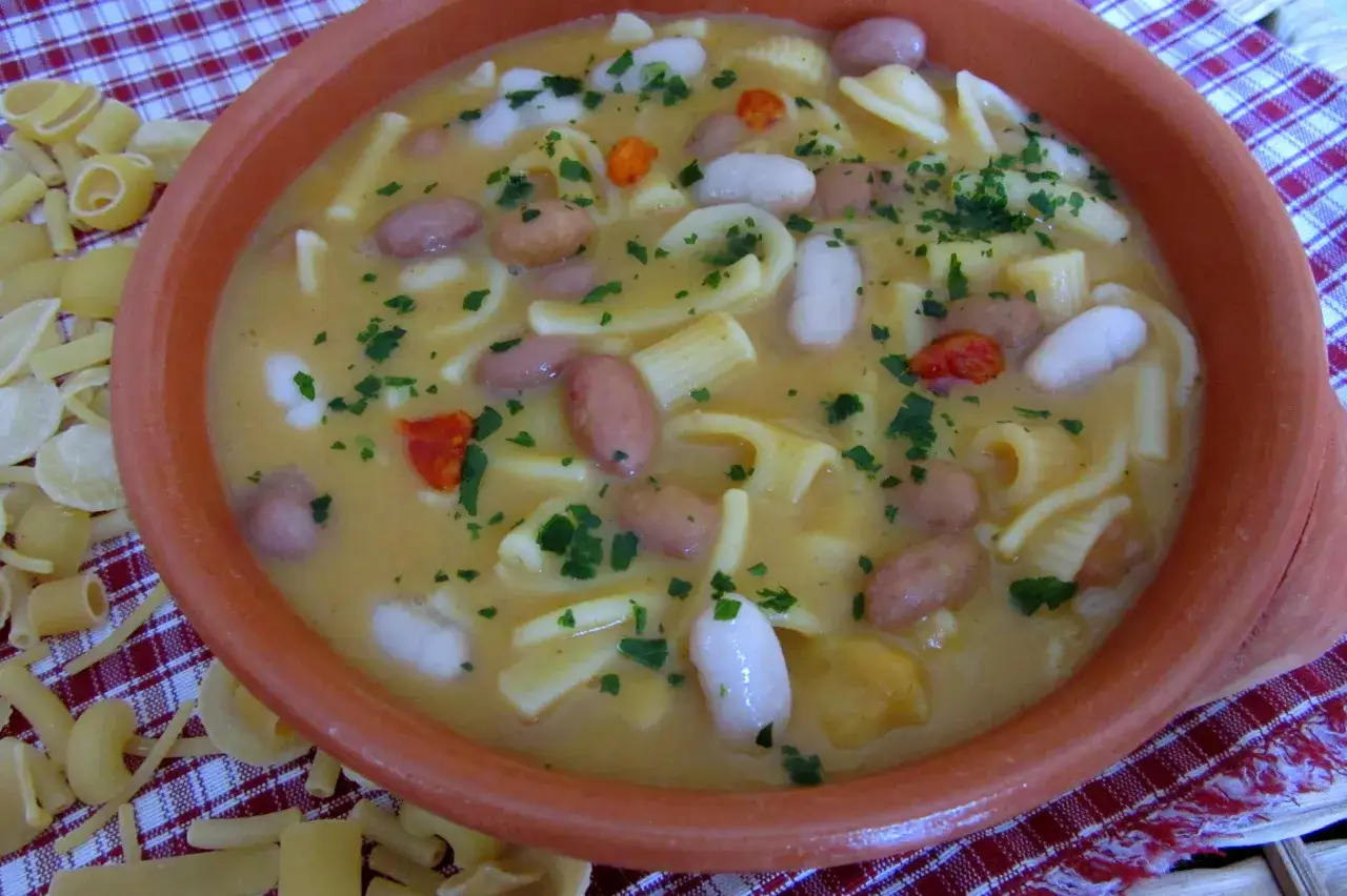 Pyszna zupa Pasta e Fagioli przepis. Aromatyczna, sycąca, z fasolą i makaronem, posypana natką pietruszki.