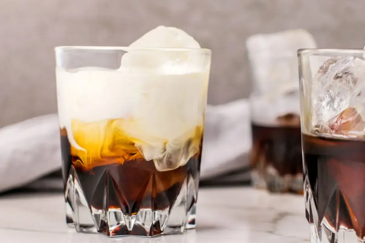 Elegancki drink z mlekiem i kawą, z lodem, tworzący piękne smugi. Idealny na relaks.