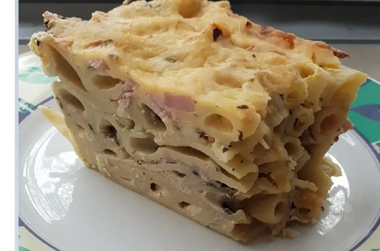 Pyszna zapiekanka makaronowa z serem i kawałkami szynki, idealna na obiad.