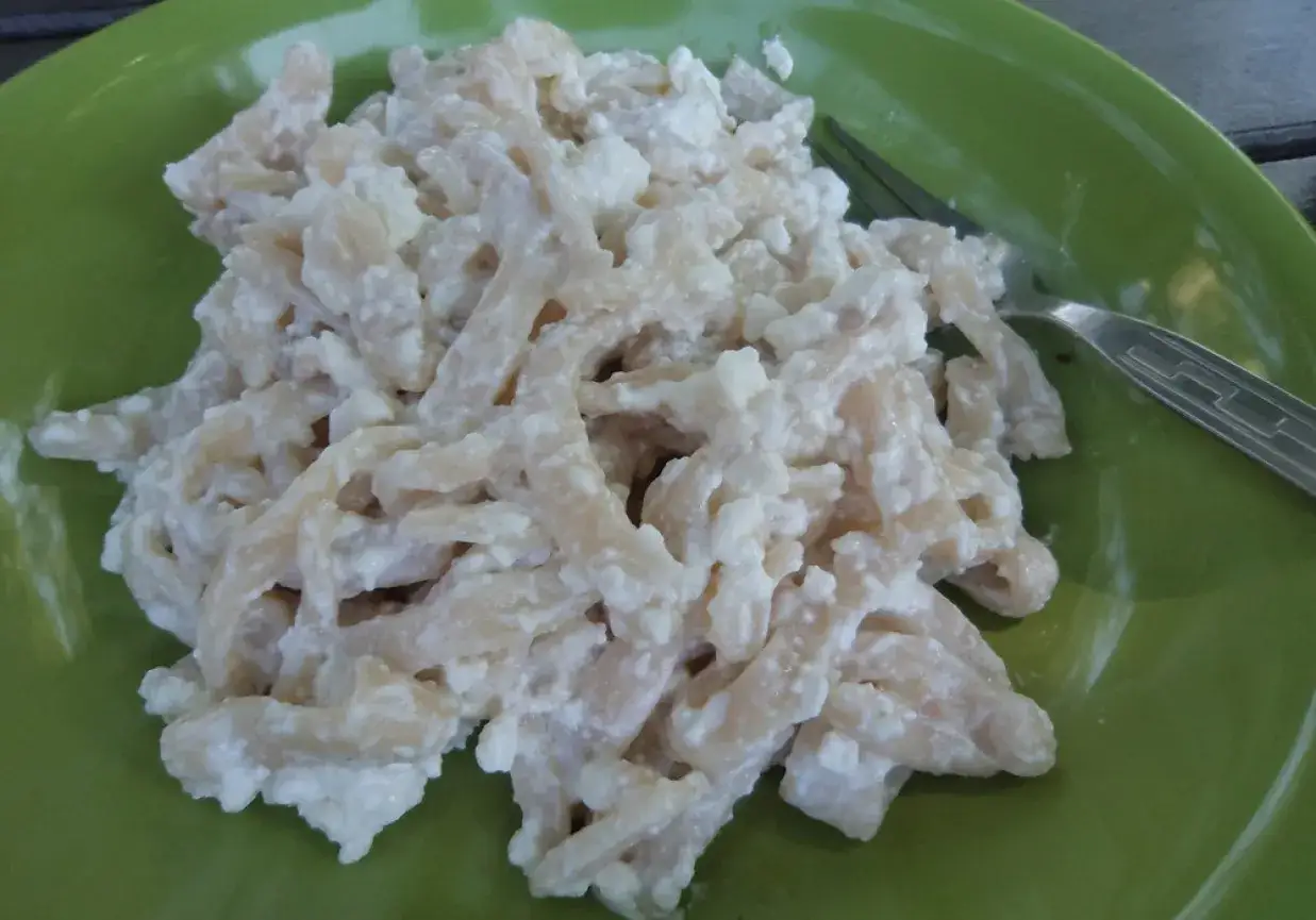 Makaron z serem jak w przedszkolu, proste i pyszne danie, które przywołuje wspomnienia.