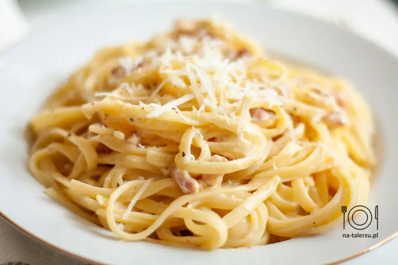 Pyszne spaghetti carbonara, idealne na prosty obiad. Kremowy sos, boczek i parmezan tworzą niebiańskie danie.