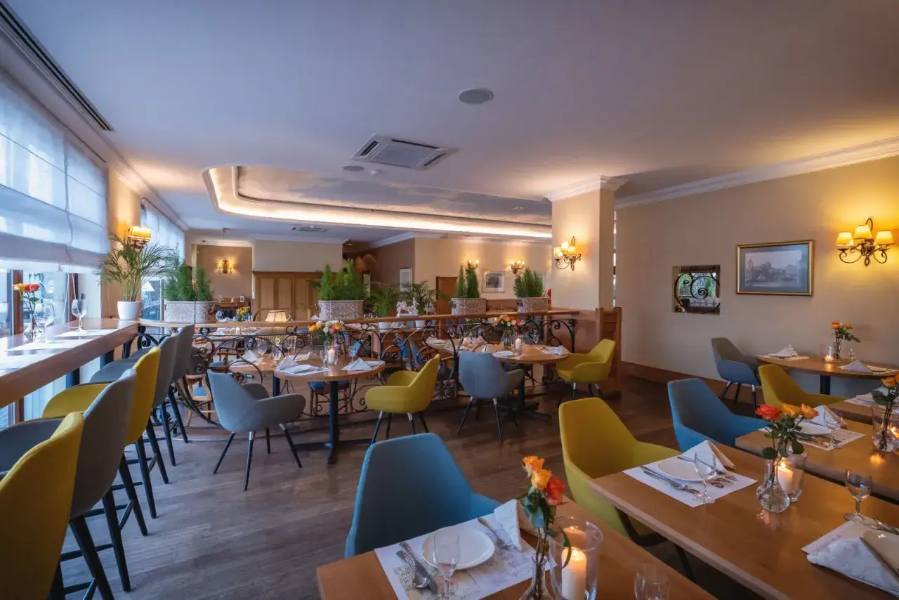 Przytulne wnętrze restauracji w Poznaniu, idealne na romantyczną kolację przy spaghetti piccolo.
