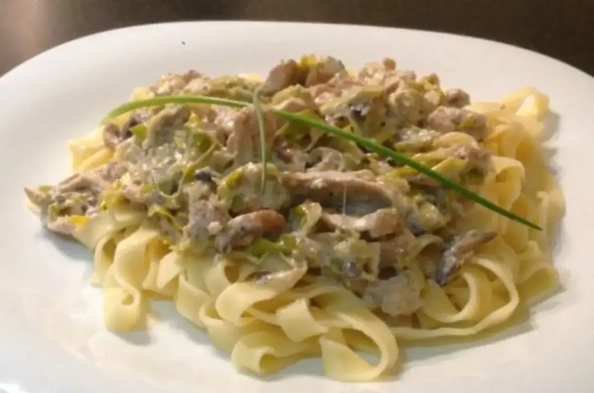 Tagliatelle z kremowym sosem grzybowym i porem. Idealne danie, gdy zastanawiasz się, makaron tagliatelle z czym podawać.