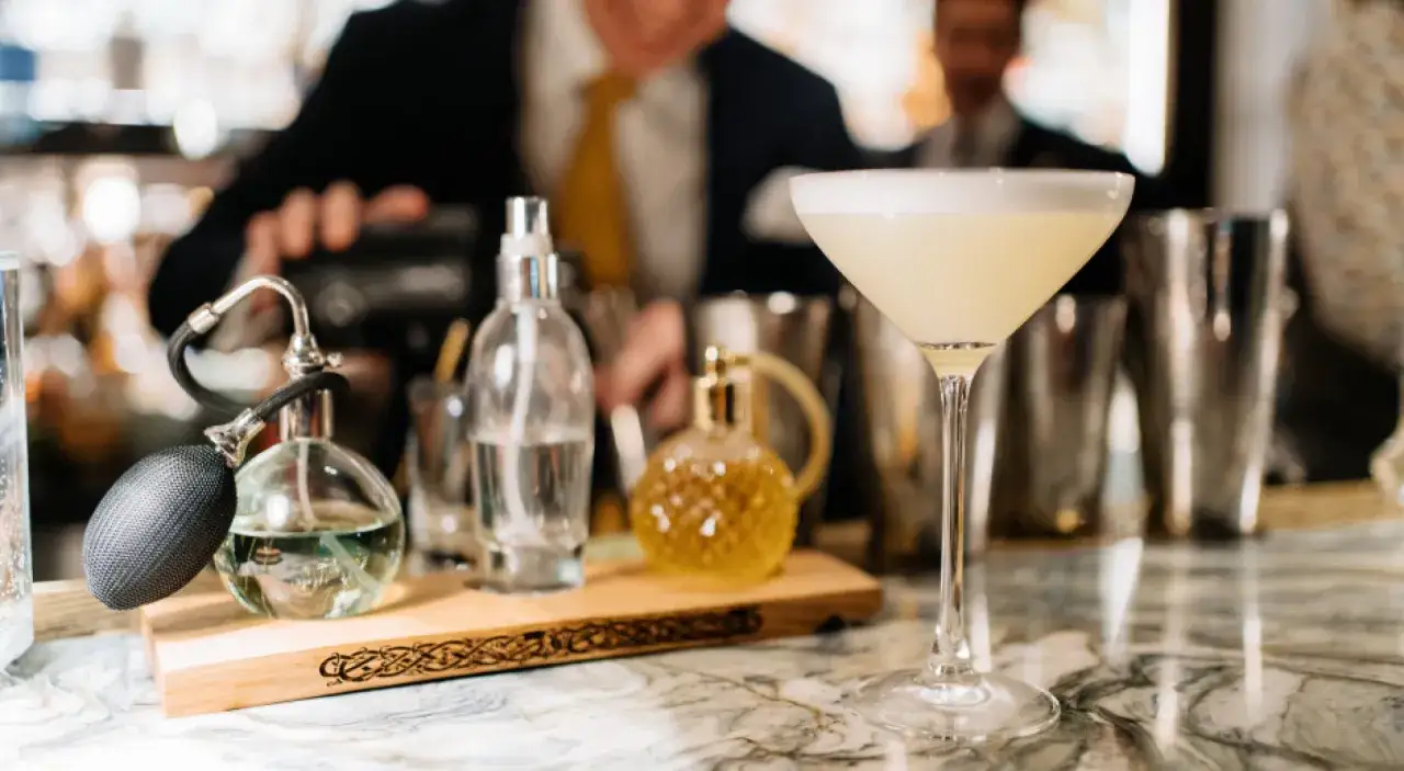 Barman w hotelu przygotowuje drinka. Zastanawiasz się, ile zarabia barman w hotelu?