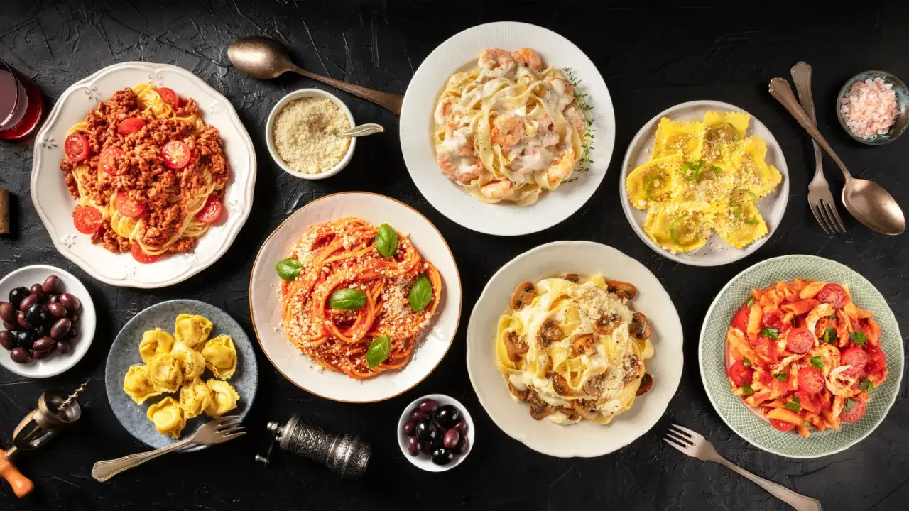 Różnorodne dania z makaronem: spaghetti bolognese, linguine z krewetkami, ravioli, penne arrabiata i inne.