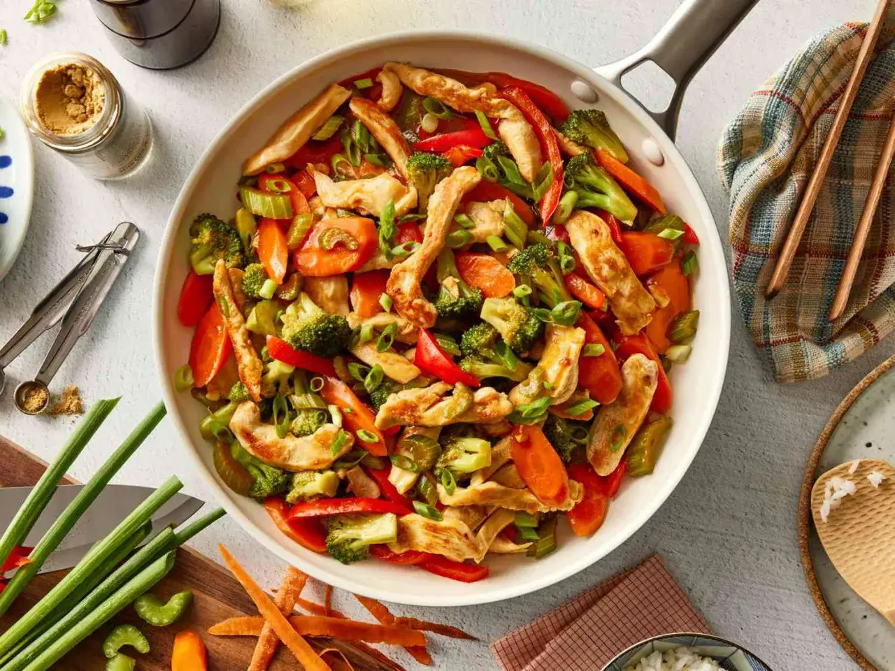 Kolorowy stir-fry z kurczakiem i warzywami: brokuły, marchewka, papryka. Idealny przepis na szybki obiad.