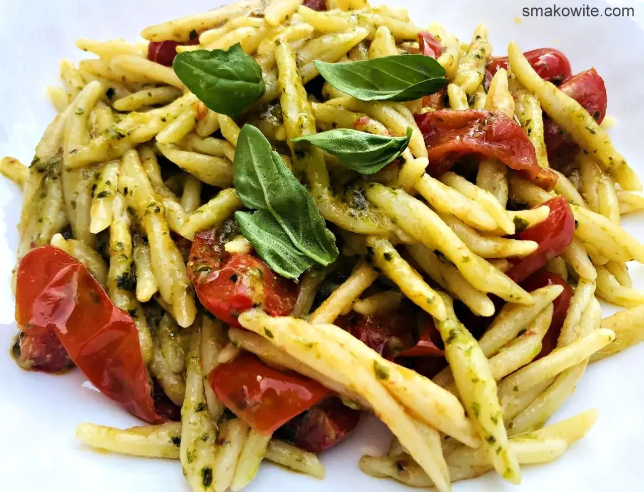 Makaron z pesto ze słoika przepis: Trofie z pomidorkami i bazylią, proste i pyszne danie.