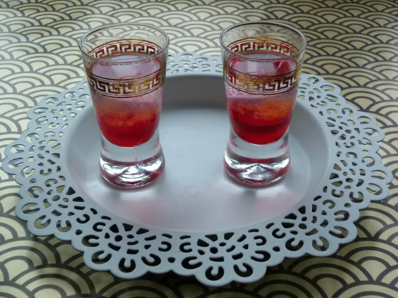 Dwa kolorowe shoty, przypominające drink 