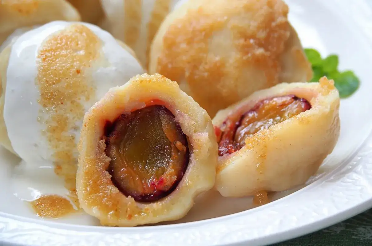Knedle ze śliwkami, pyszne i soczyste, z polewą śmietanową. Lepsze niż pierogi z jagodami!