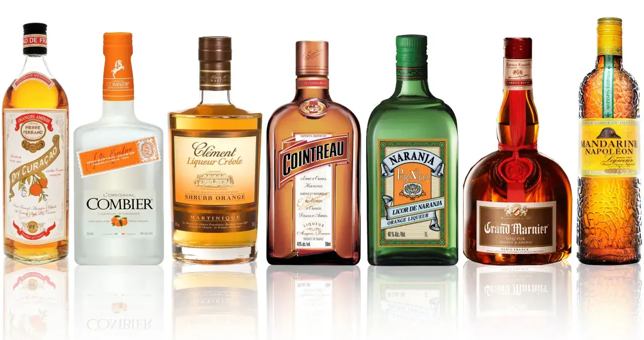 Kolekcja butelek z likierem pomarańczowym: Cointreau, Grand Marnier, Combier i inne.