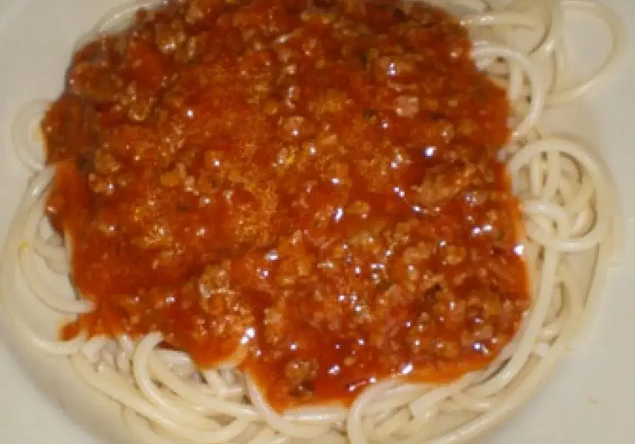 Pyszne spaghetti z mięsem mielonym w sosie pomidorowym. Idealne danie, gdy chcesz szybko przygotować obiad.