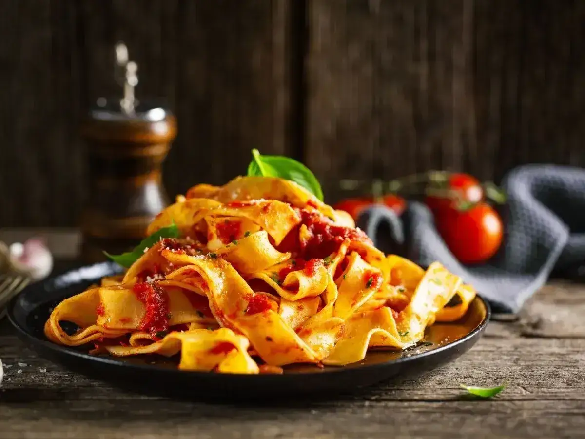 Pyszny makaron pappardelle z sosem pomidorowym i bazylią. Tak właśnie co jedzą weganie na obiad, prosto i smacznie.
