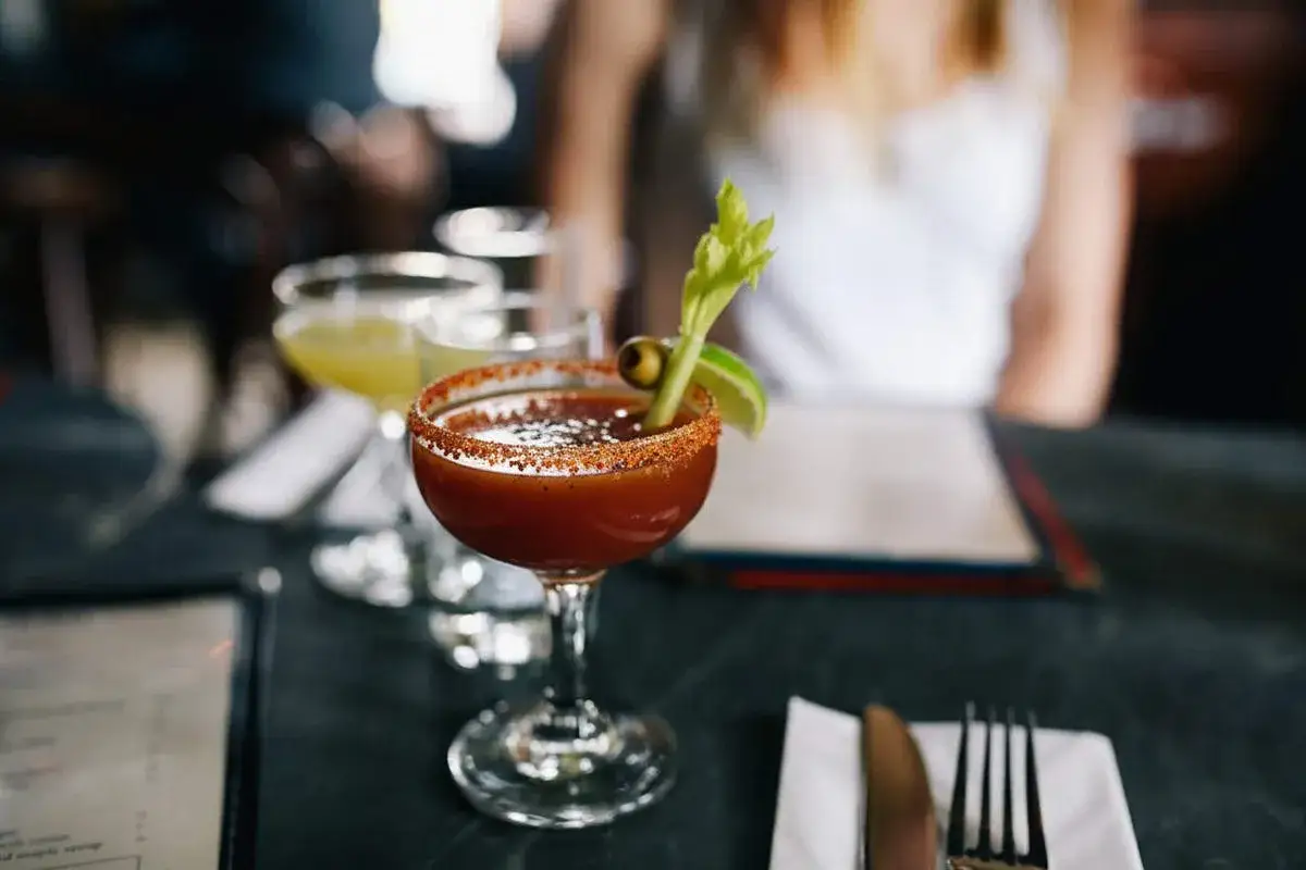Krwawa Mary z limonką i oliwką, idealna na brunch. W takich lokalach barmani polecają krwawą mary margaritę.
