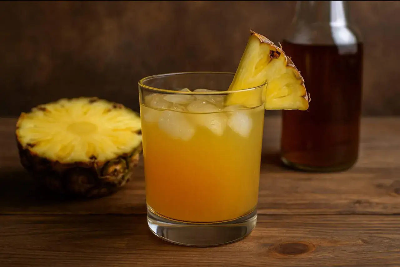 rum ananas drink wakacje