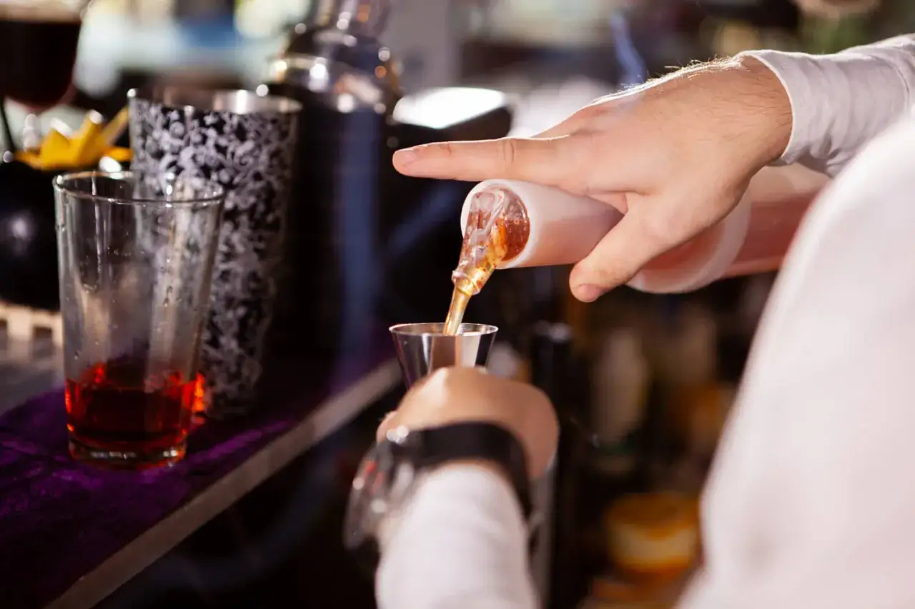 Barman w Gdańsku nalewa alkohol do kieliszka. Zastanawiasz się, ile zarabia barman w Gdańsku?