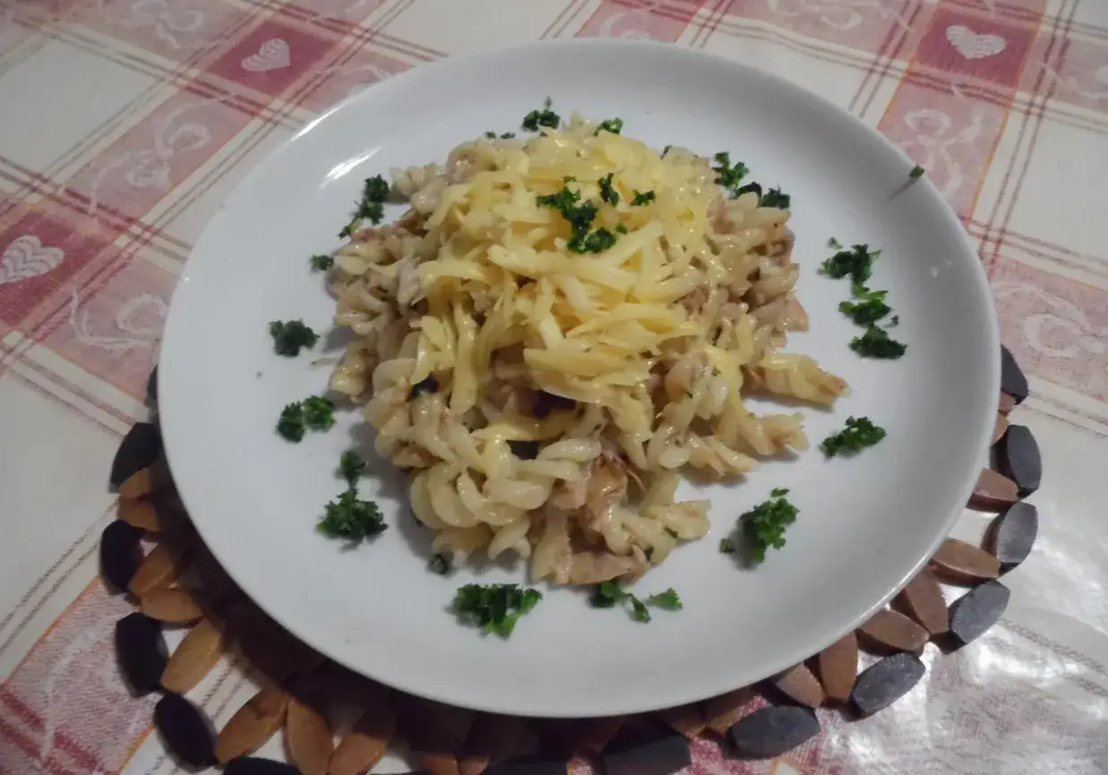 Pyszny makaron fusilli z tuńczykiem i serem, posypany natką pietruszki. Idealny pomysł, jak zrobić makaron z tuńczykiem na szybki obiad.