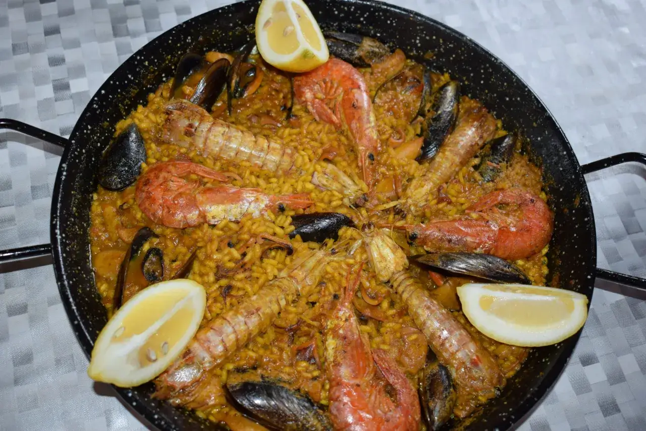 Pyszna paella z krewetkami, małżami i cytryną. Idealny przepis na obiad.