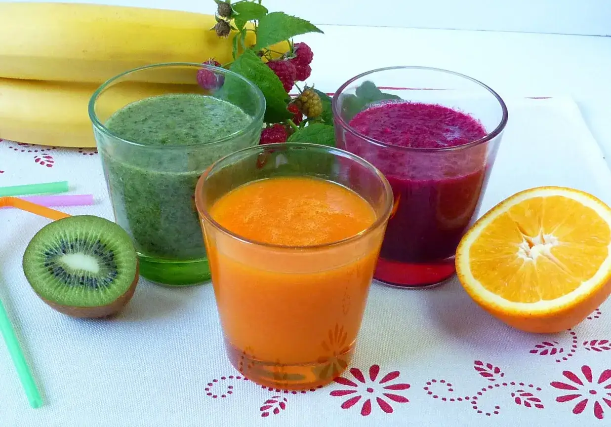 kolorowe smoothie warzywno-owocowe