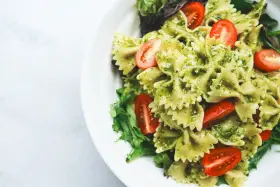 Pyszny makaron farfalle w sosie pesto z pomidorkami koktajlowymi. Czy to makaron proteinowy a zwykły? Wygląda apetycznie!