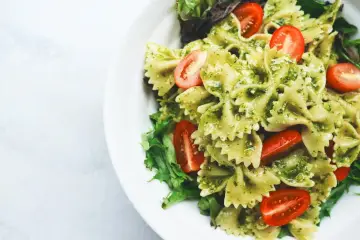 Pyszny makaron farfalle w sosie pesto z pomidorkami koktajlowymi. Czy to makaron proteinowy a zwykły? Wygląda apetycznie!