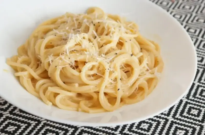 Pyszne Spaghetti Carbonara przepis. Kremowy sos, parmezan i czarny pieprz na idealnie ugotowanym makaronie.